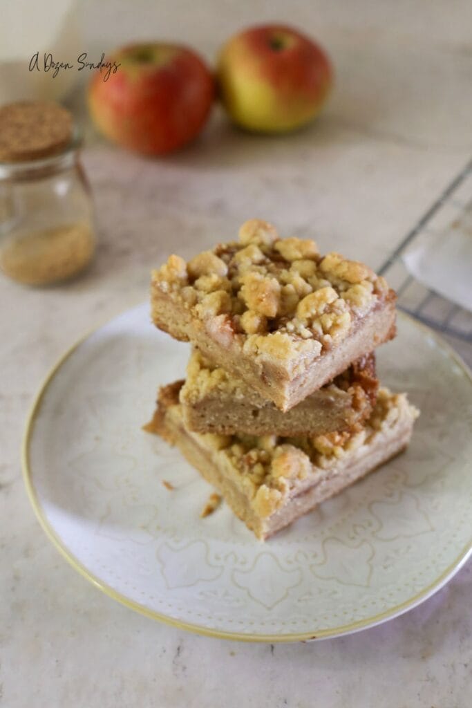 Apple Crumble Cookie Bar