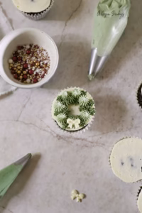 Easy Christmas Wreath Cupcakes